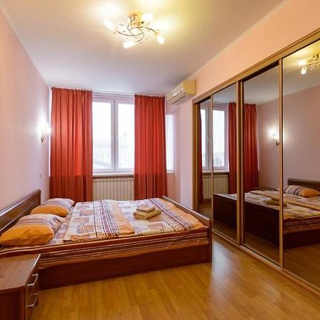 Апартаменти 3-Кімнатні Поруч З М. Театральна Kyiv Exterior foto